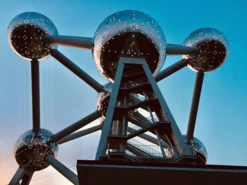 Das Atomium Dieses eiserne Gebäude ist das Wahrzeichen von Brüssel